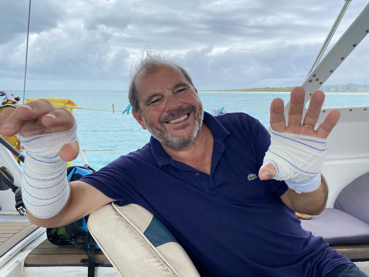 Equipier blessé à terre , soigné à bord!